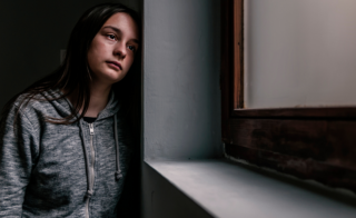 Saiba como ajudar em casos de depressão na adolescência.